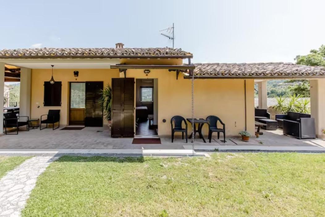Agriturismo Il Castello Assis Exterior foto